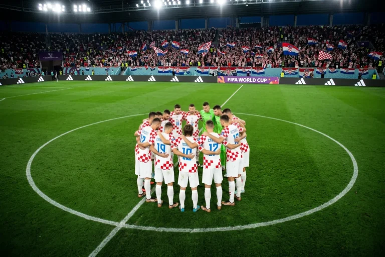 Horvát focicsapat piros-fehér kockás mezben a zöld futballpályán a VB 2026 stadionjában