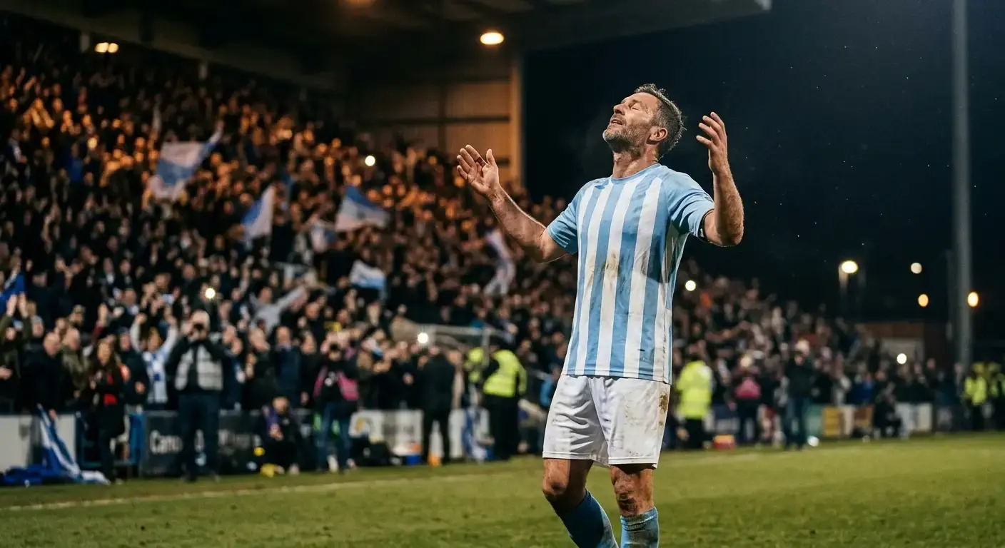 Egy argentin csatár fehér-kék mezben karjait felemelve, reflektorfény alatt, mosottabb stadionháttér